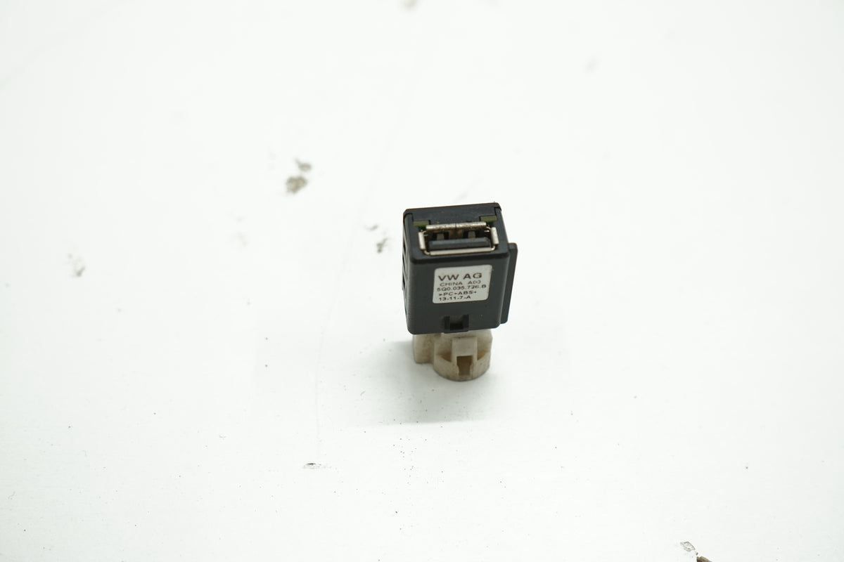 SKODA OCTAVIA III SOCKET INPUT USB PORT 5Q0035726B