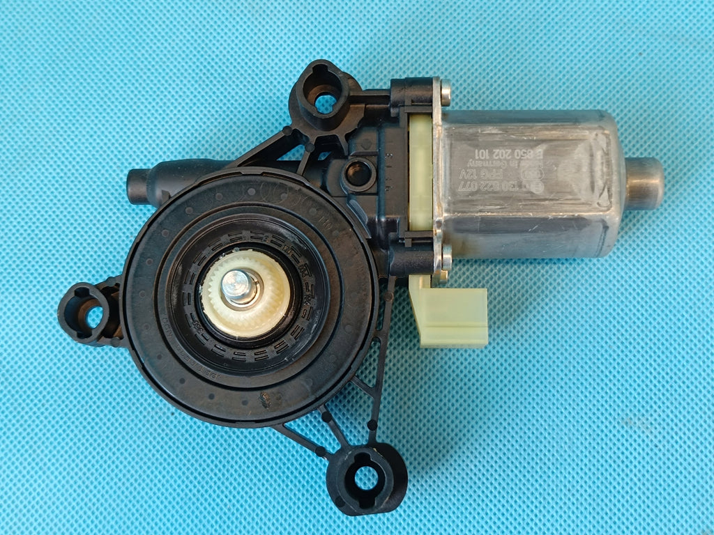 SKODA OCTAVIA IV COMBI 1,5 TSI 2021R WINDSHIELD MOTOR LEFT FRONT 5Q0959801C