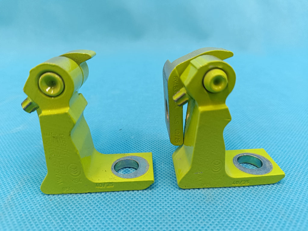 SKODA OCTAVIA IV VRS 2026 R DOOR HINGES RIGHT REAR 8X4833408A 8X0831404E