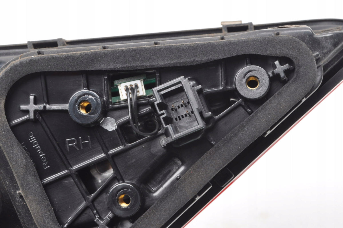 SKODA SUPERB III LAMP RIGHT REAR IN FLAP 3V5945308D