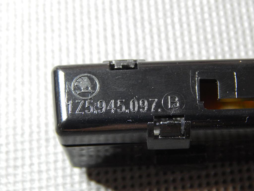 SKODA SUPERB III LIGHT STOP 1Z5945097B