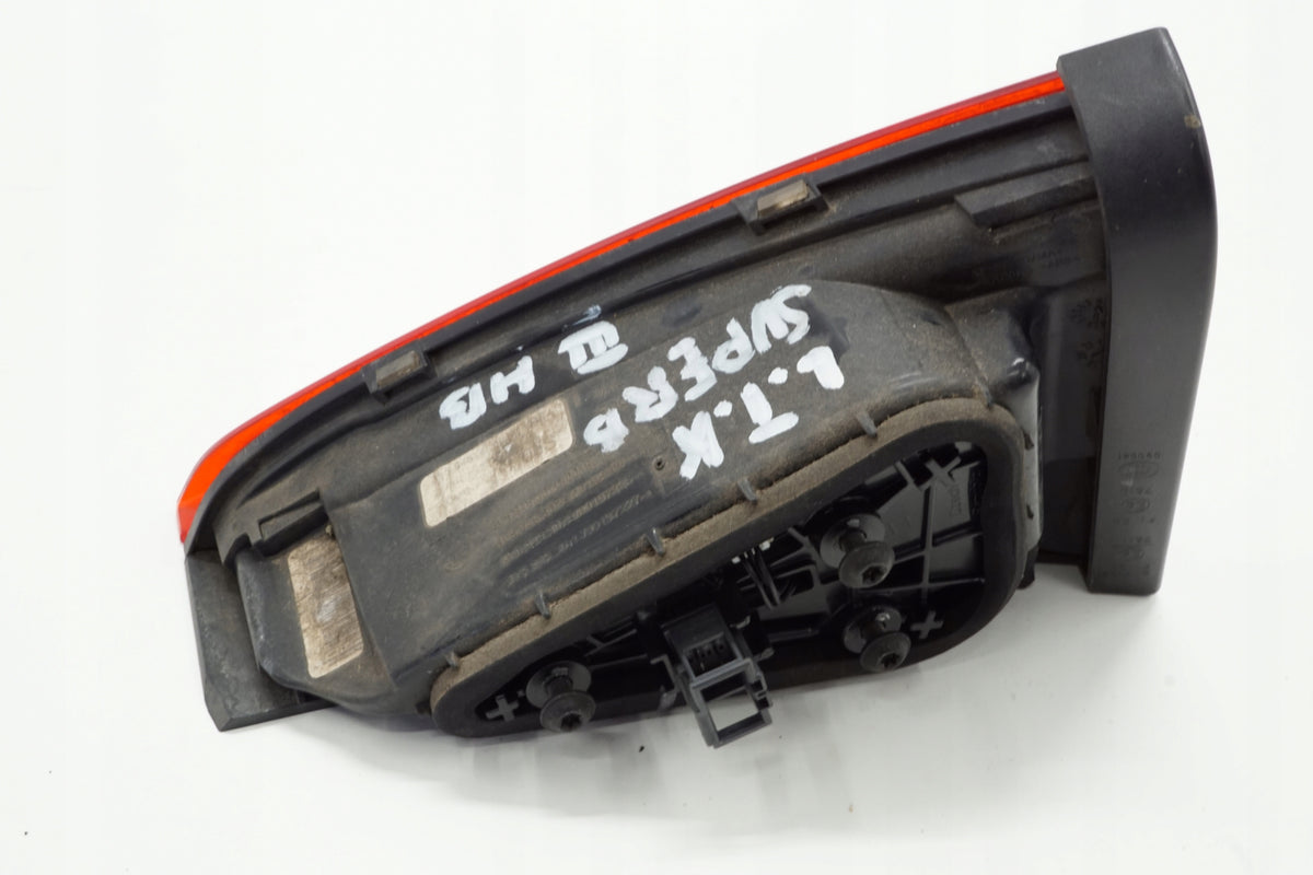 SKODA SUPERB III SEDAN 16R LAMP LEFT REAR FLAP 3V5945307B