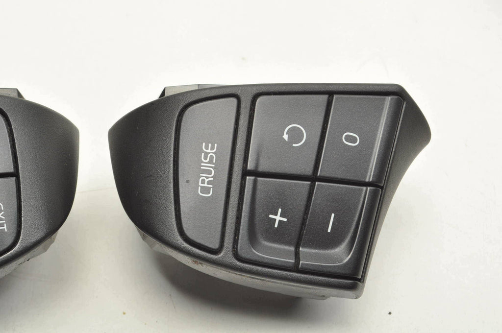 STEERING WHEEL BUTTONS VOLVO S40 II V50 31313951 31313949 SET