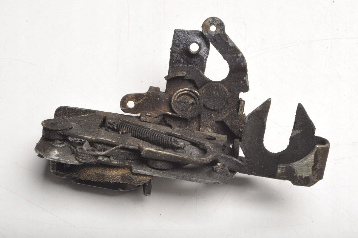 VOLKSWAGEN BEETLE 1300 DOOR LOCK LEFT FRONT