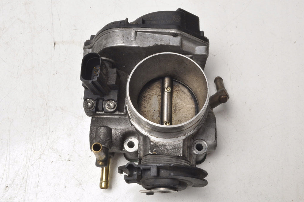 VOLKSWAGEN BORA 2.0i THROTTLE 06A133066E