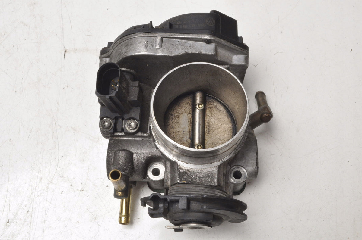 VOLKSWAGEN BORA 2.0i THROTTLE 06A133066E