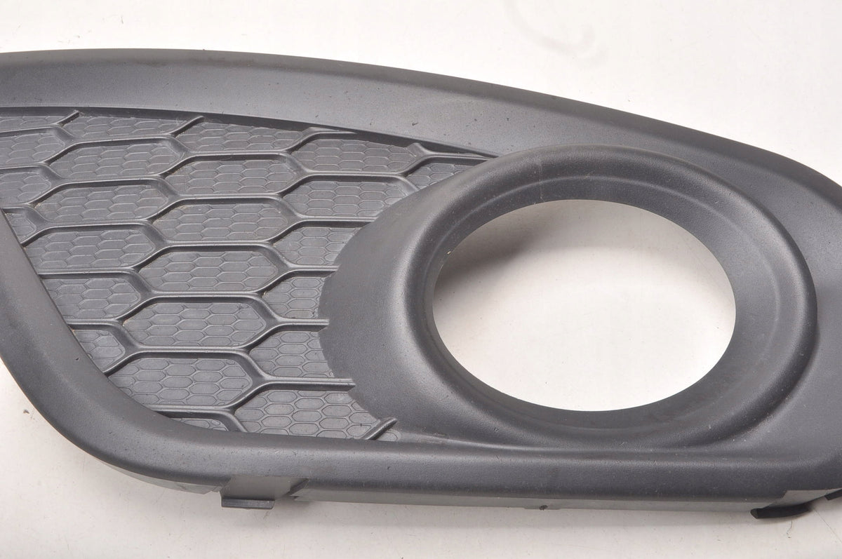 VOLVO C30 FRAME HALOGEN GRILLE BUMPER RIGHT 31323410