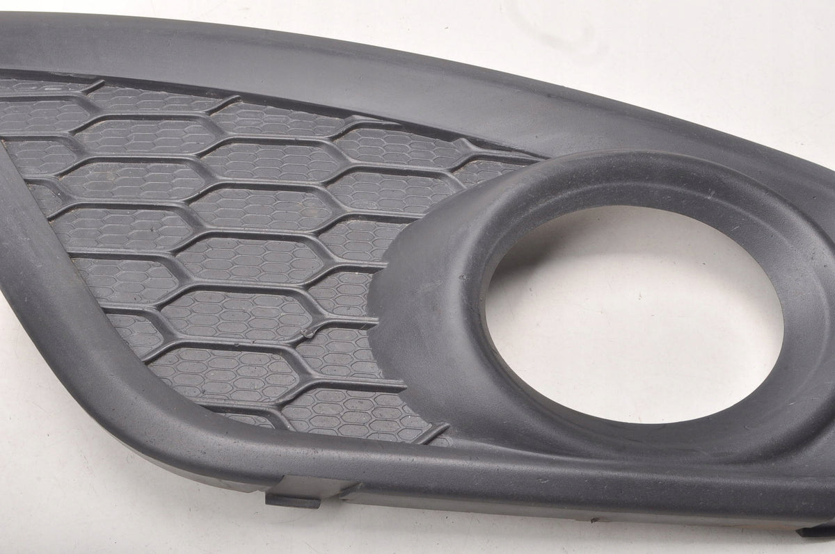 VOLVO C30 FRAME HALOGEN GRILLE RIGHT 31323410