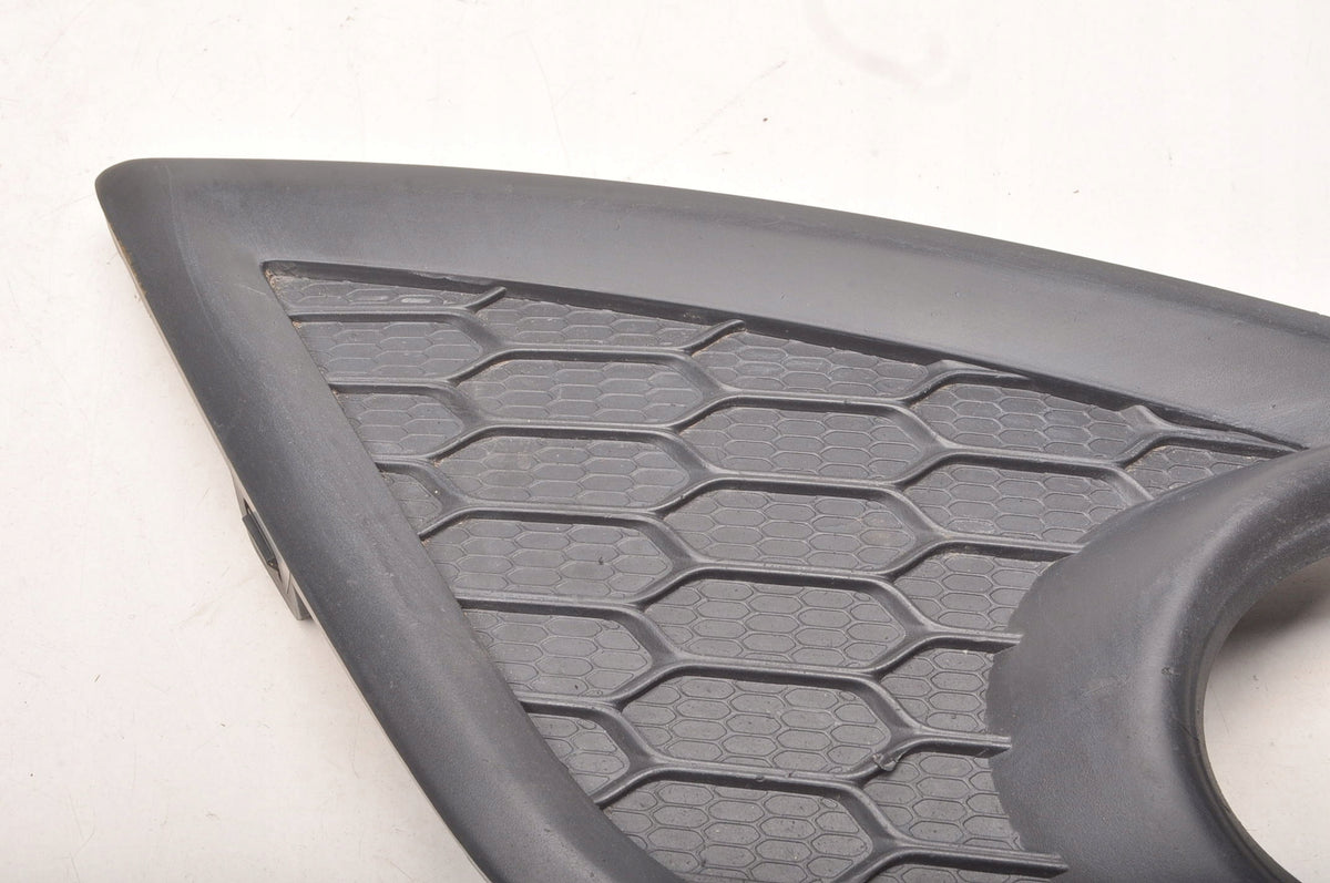 VOLVO C30 FRAME HALOGEN GRILLE RIGHT 31323410