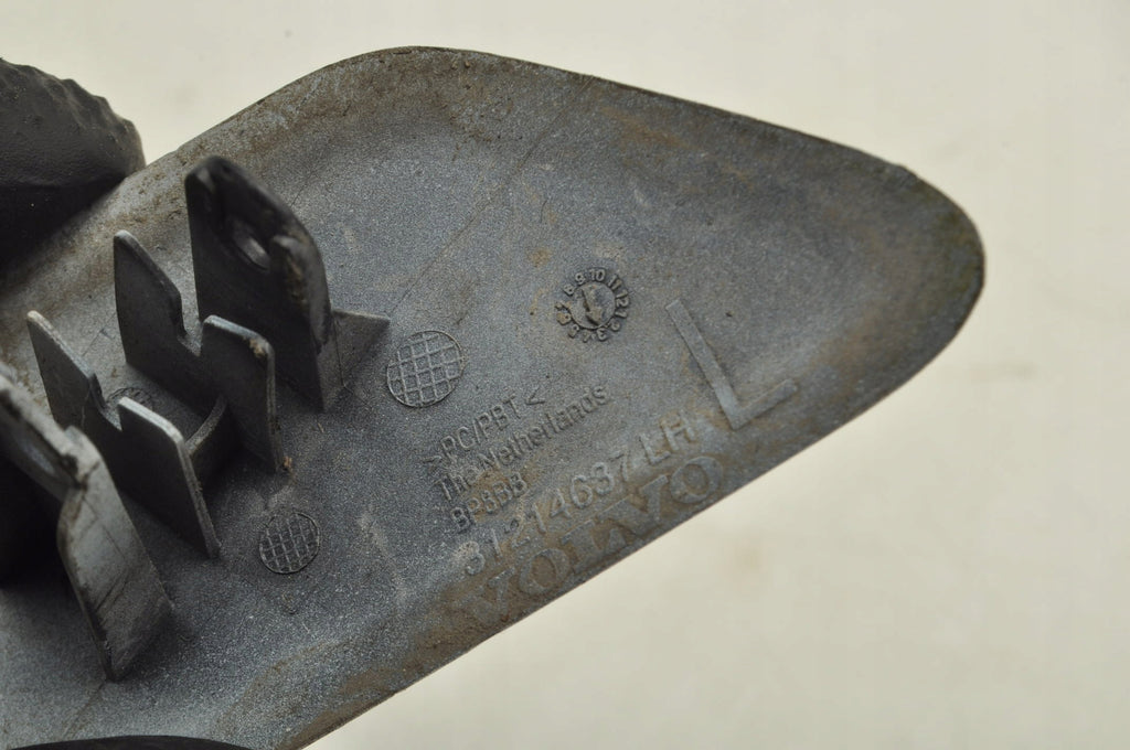 VOLVO C30 LAMP WASHER CAP LEFT 31214637 614-46 LIFT