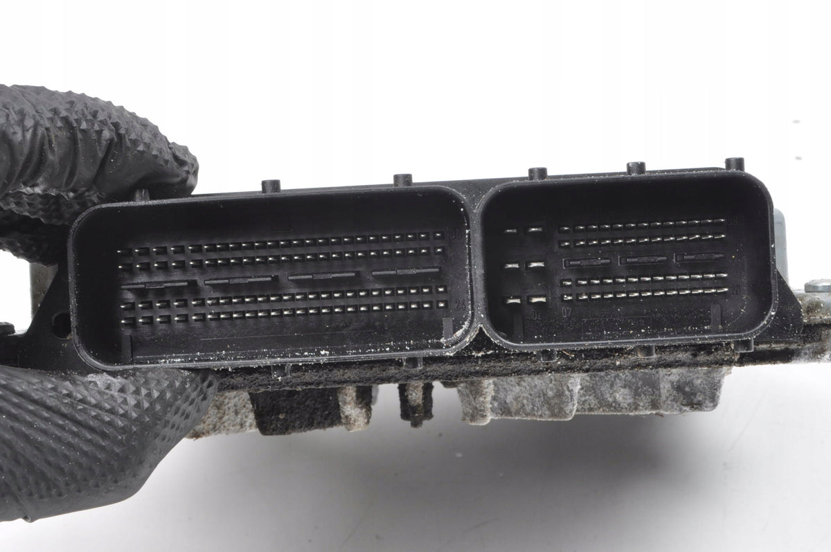 VOLVO C30 S40 V50 C70 II 2.4 D5 180KM COMPUTER ENGINE DRIVER 30771550