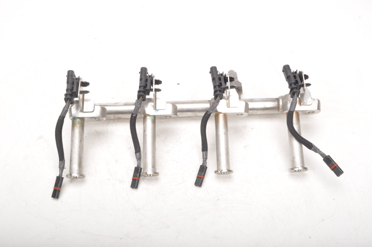 VOLVO S60 II 2.0 T4 INJECTION RAIL 31478555
