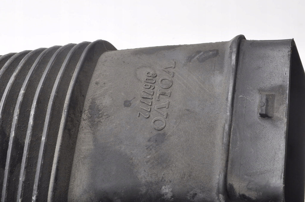 VOLVO S60 II 2.4 D5 AIR INTAKE PIPE 70368440