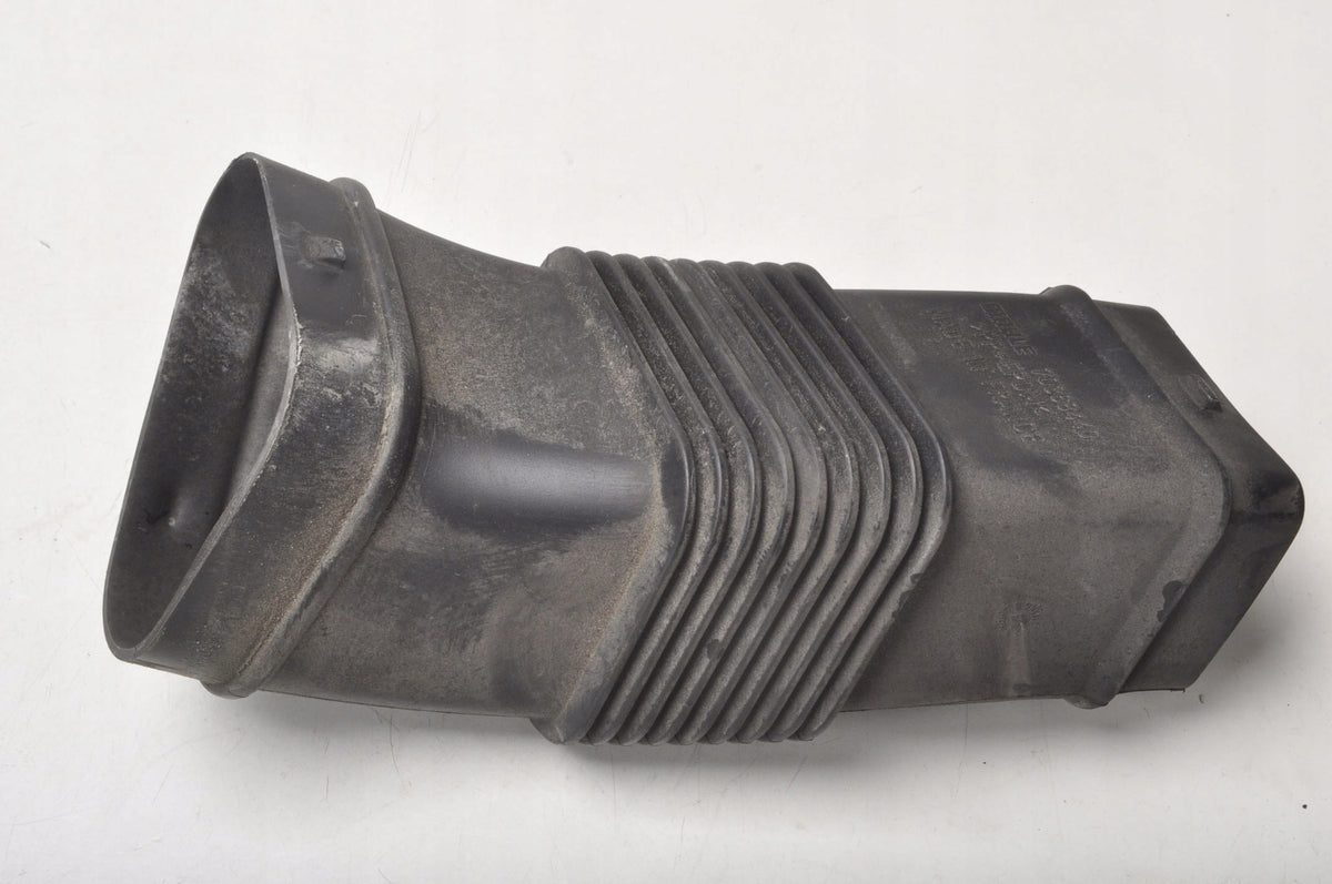 VOLVO S60 II 2.4 D5 AIR INTAKE PIPE 70368440