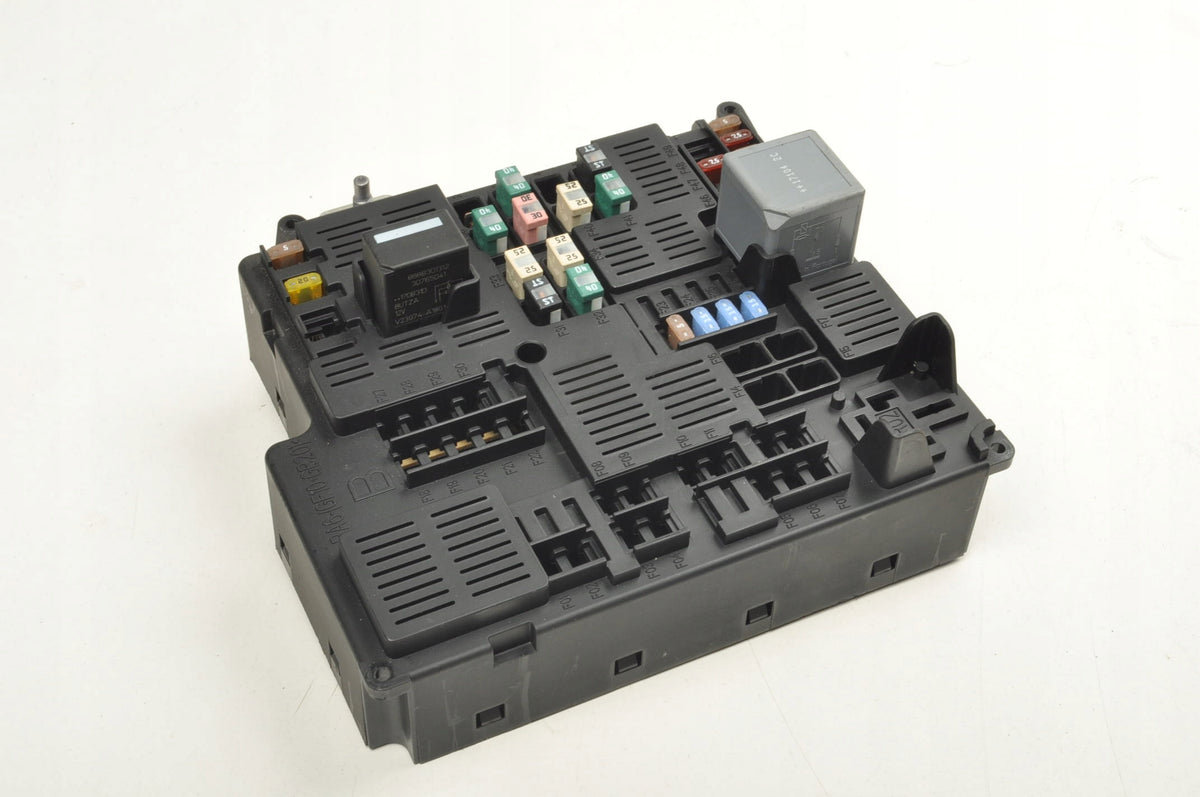 VOLVO S90 V90 XC90 FUSE BOX 31473570
