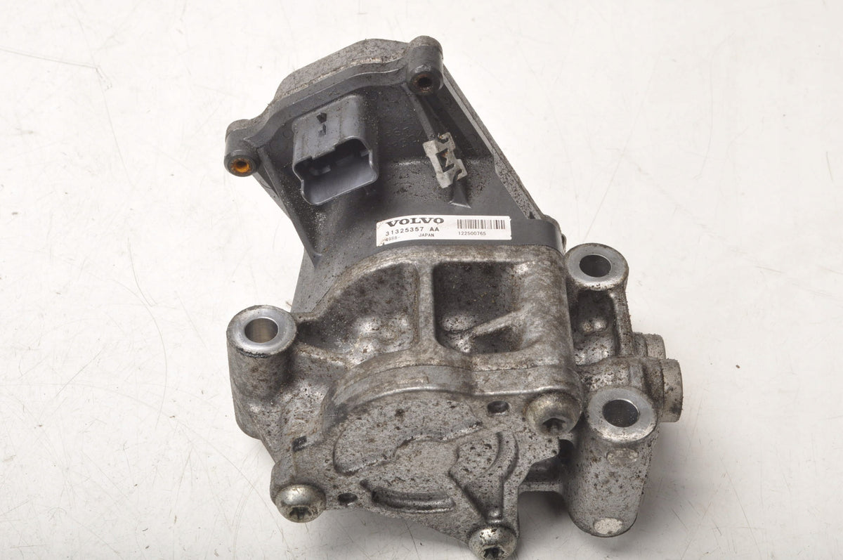 VOLVO V40 II 2.0 D3 OIL PUMP 31325357