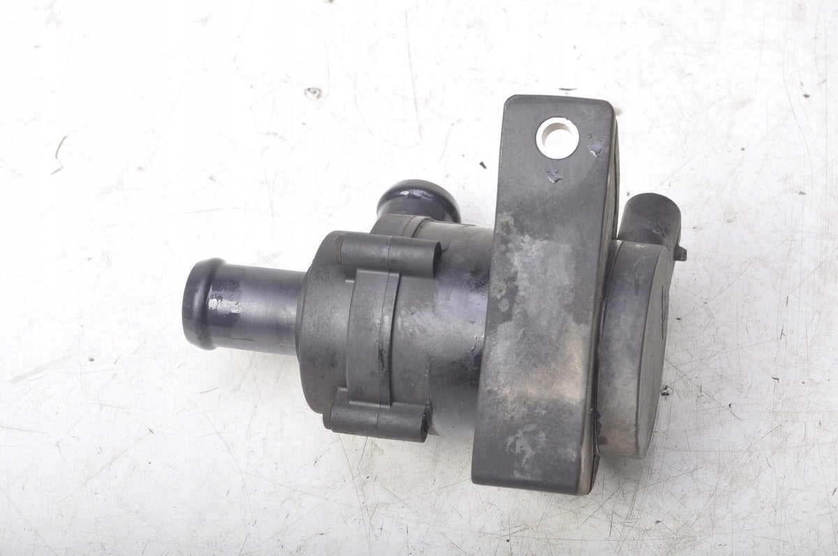 VOLVO V40 II 2.0 D4 190KM WATER PUMP 30950000