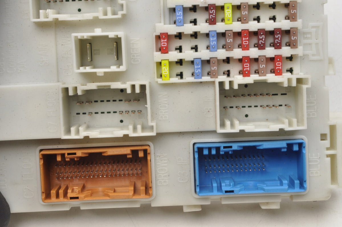 VOLVO V40 II FUSE BOX 31453131