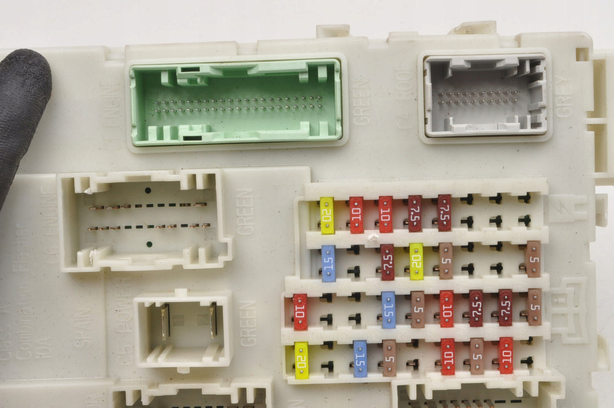 VOLVO V40 II FUSE BOX 31453131