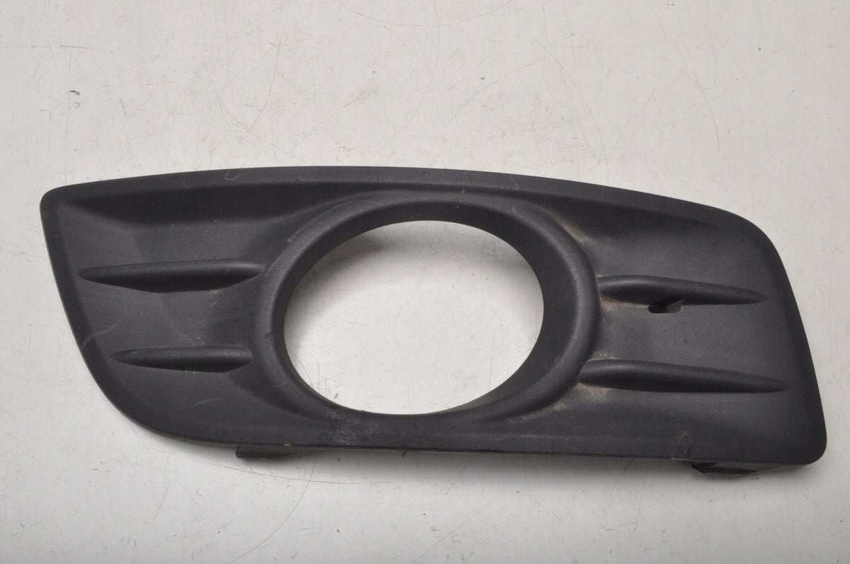 VOLVO V50 FRAME HALOGEN GRILLE RIGHT 31323408