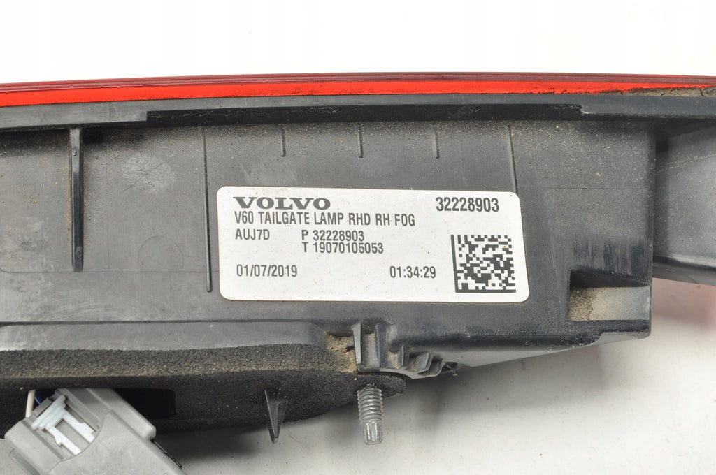 VOLVO V60 II LAMP RIGHT REAR FLAP 32228903 UK
