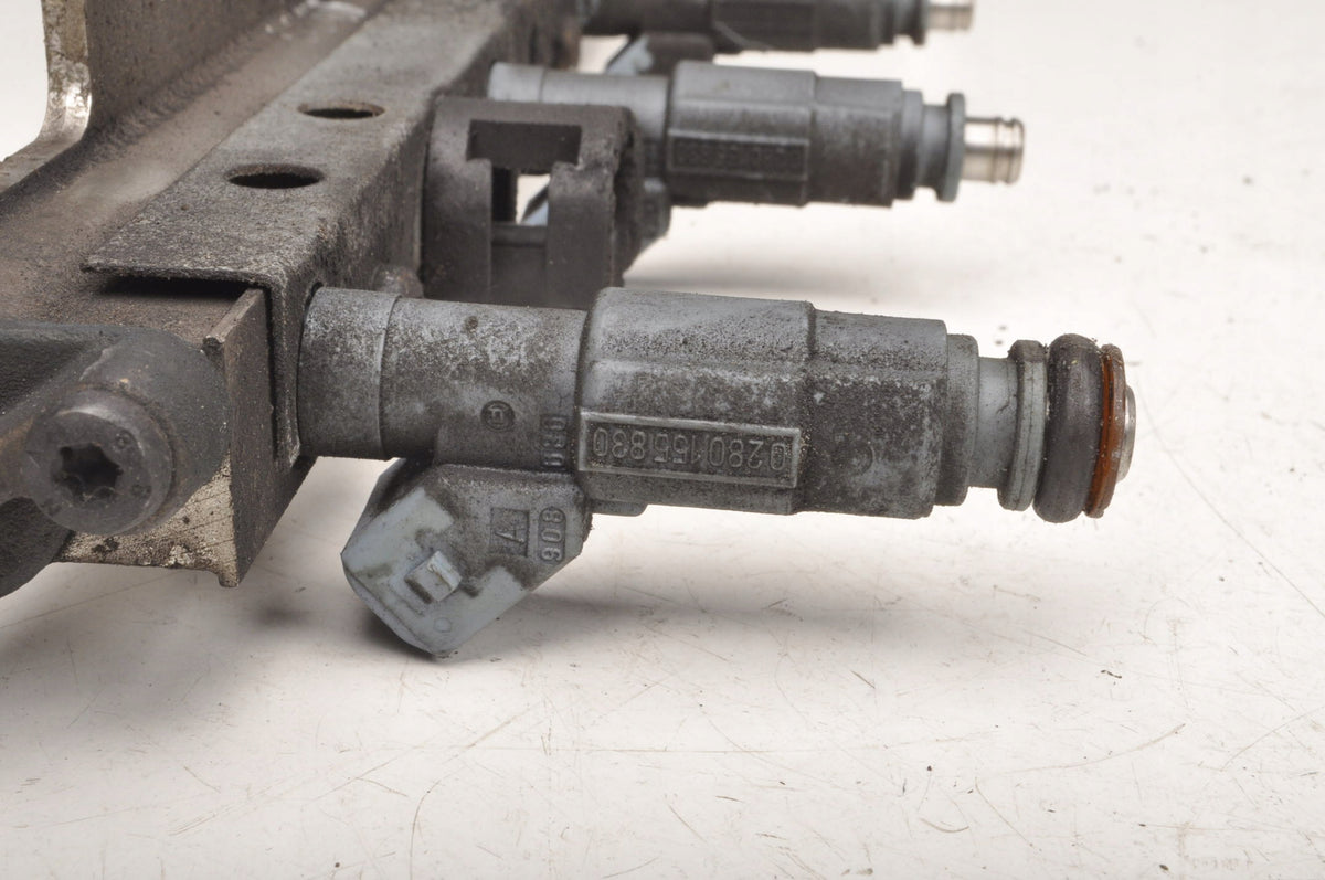 VOLVO V70 II 2.4 INJECTION RAIL 0280155830
