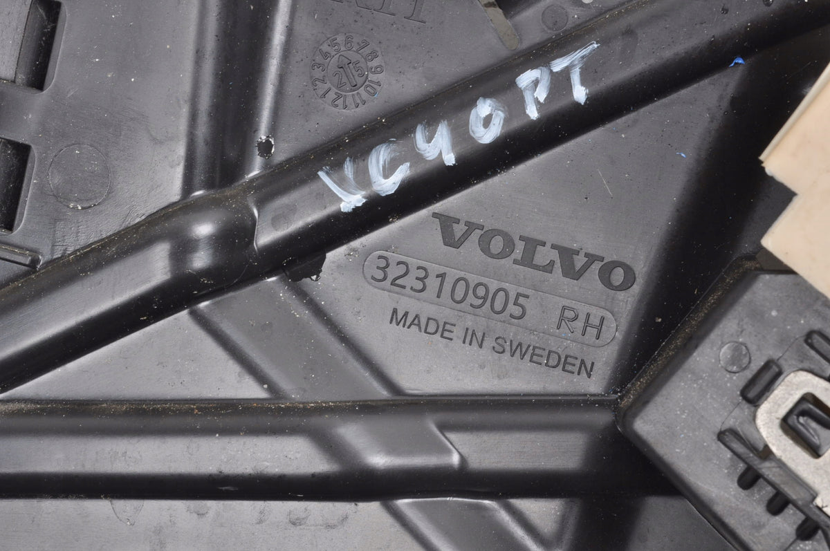 VOLVO XC40 DOOR LOCK RIGHT REAR 32131413 32310905 2026