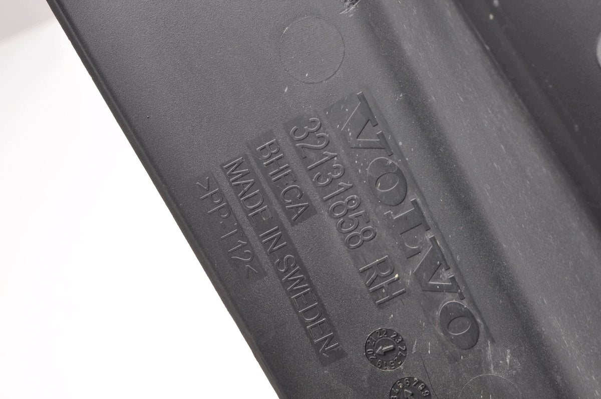 VOLVO XC40 FENDER GUARD RIGHT 32131858