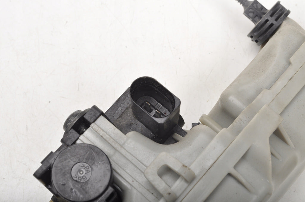 VOLVO XC40 II VACUUM RESERVOIR 31480478