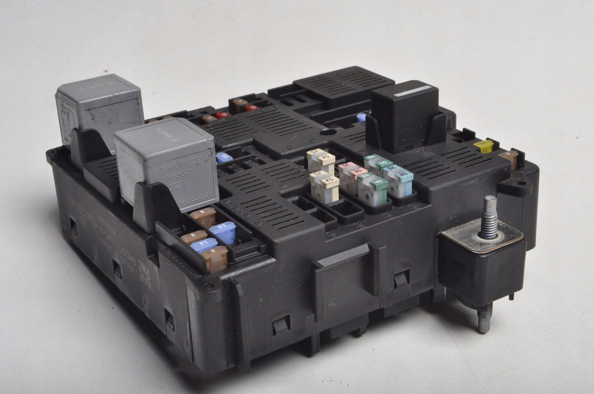 VOLVO XC60 II FUSE BOX 31676132
