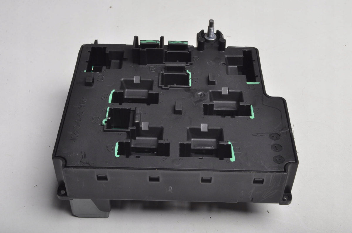 VOLVO XC60 II FUSE BOX 31676132