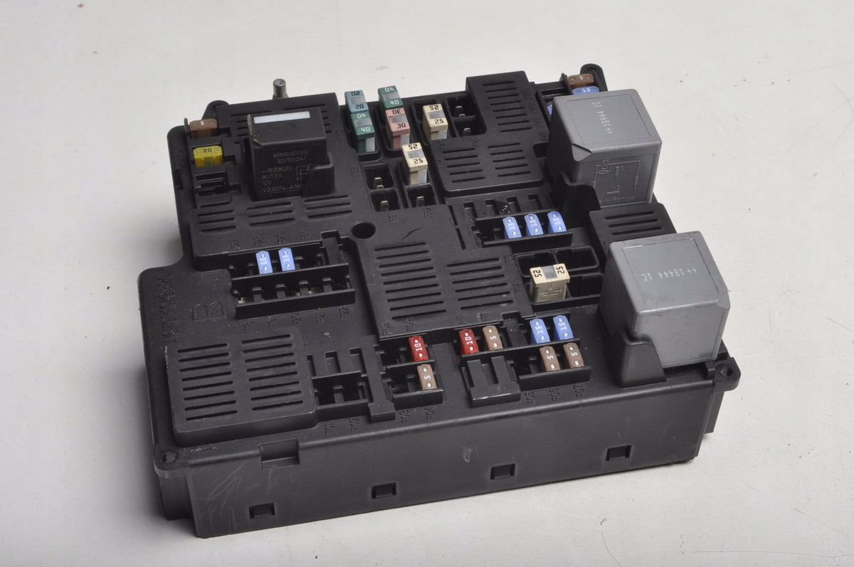 VOLVO XC60 II FUSE BOX 31676132