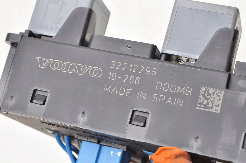 VOLVO XC60 II FUSE BOX 32212298
