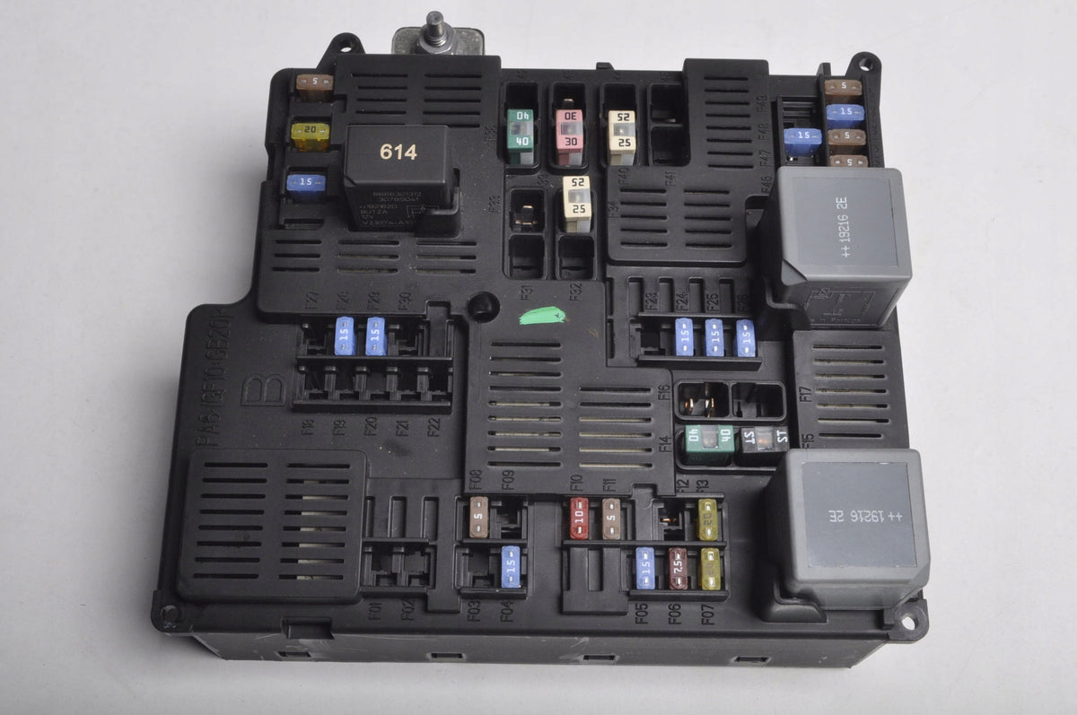 VOLVO XC60 II FUSE BOX 32212298