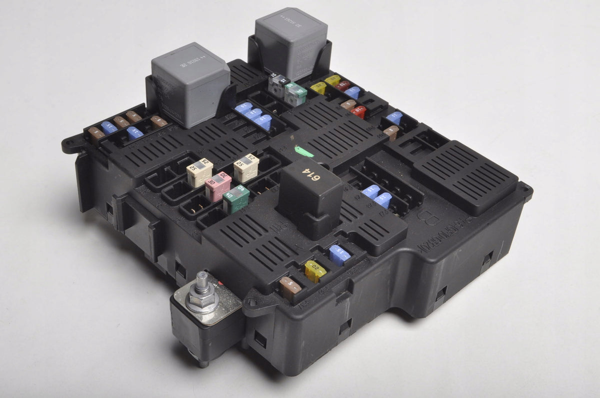 VOLVO XC60 II FUSE BOX 32212298