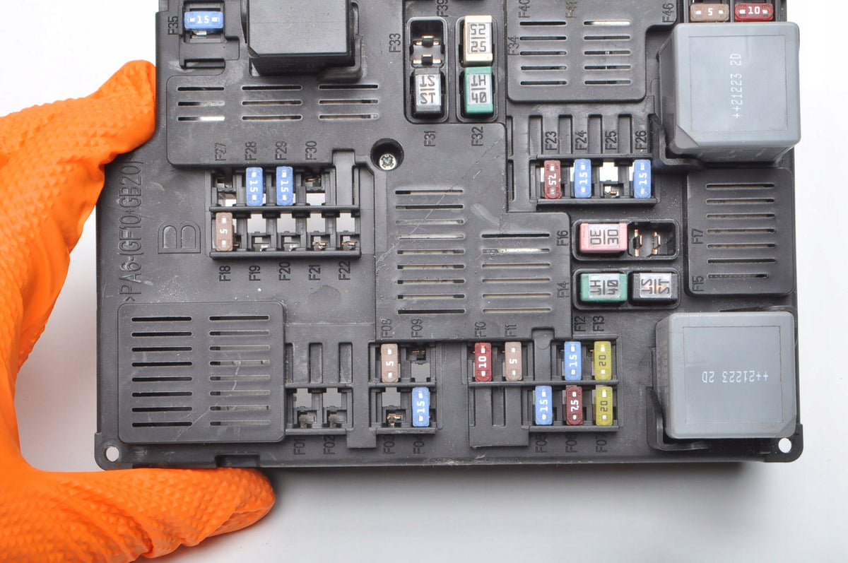 VOLVO XC60 II FUSE BOX 32322426