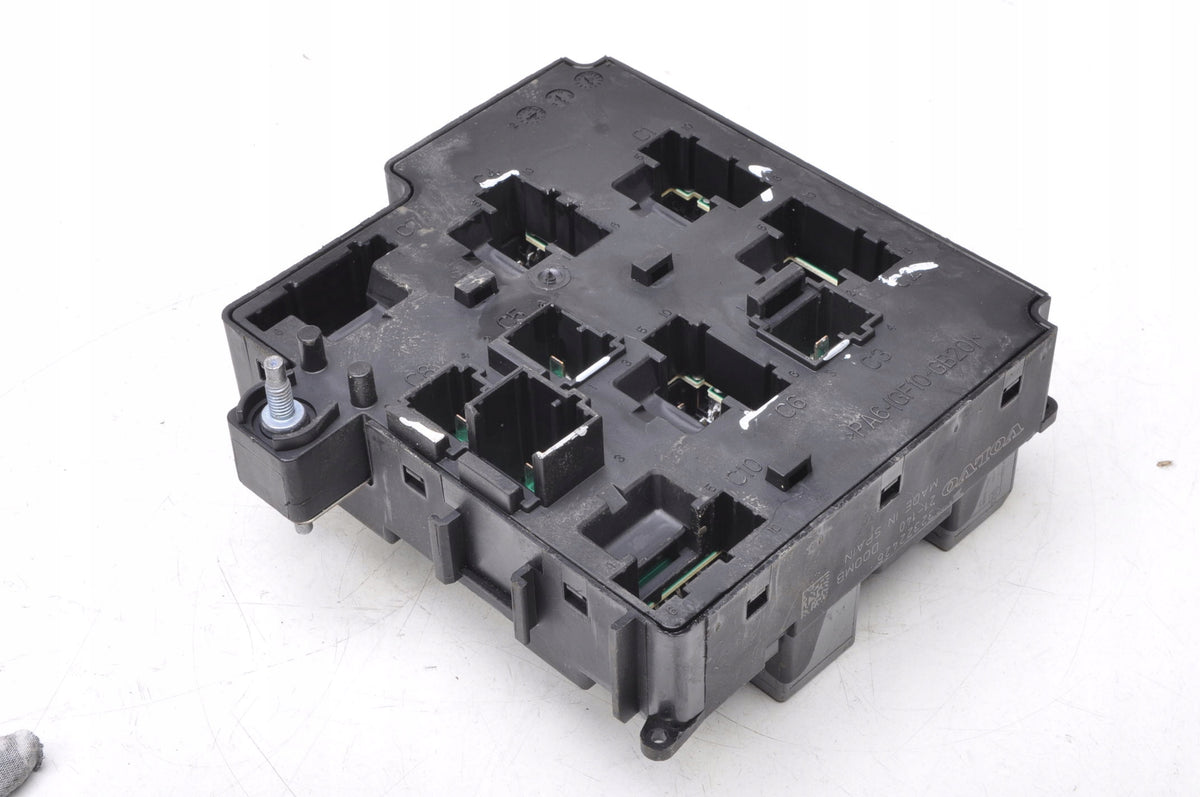 VOLVO XC60 II FUSE BOX 32322426