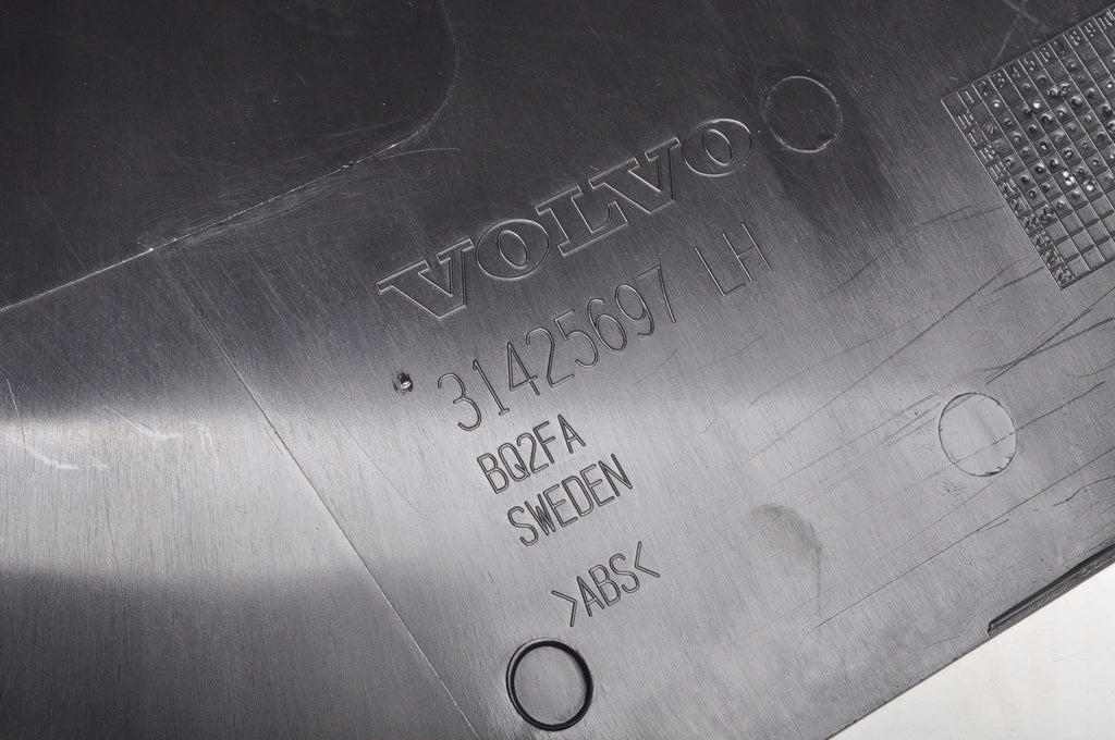 VOLVO XC60 II POST COVER PLASTIC 31425697 LEFT