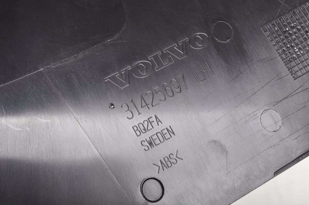 VOLVO XC60 II POST COVER PLASTIC 31425697 LEFT