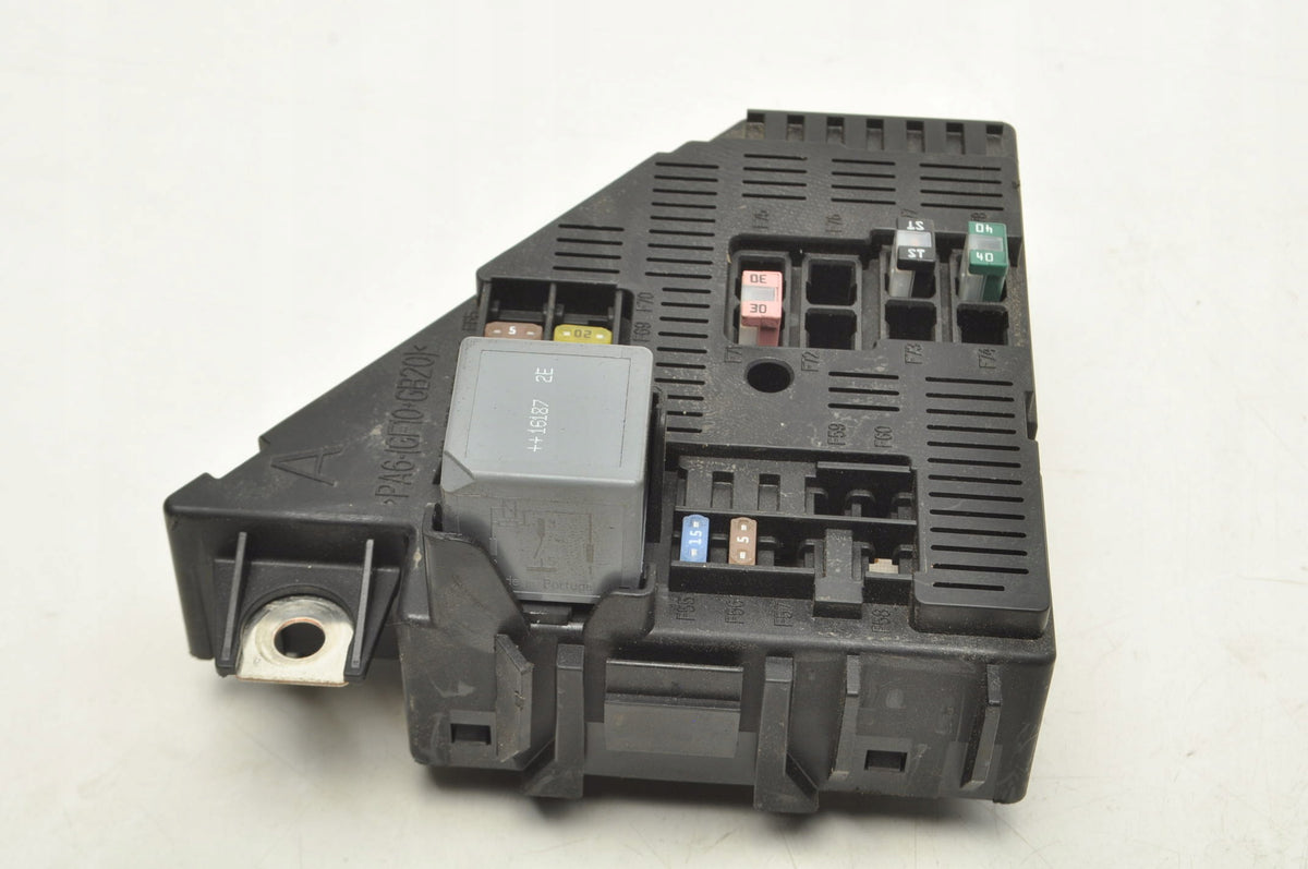 VOLVO XC90 II FUSE BOX 31453779
