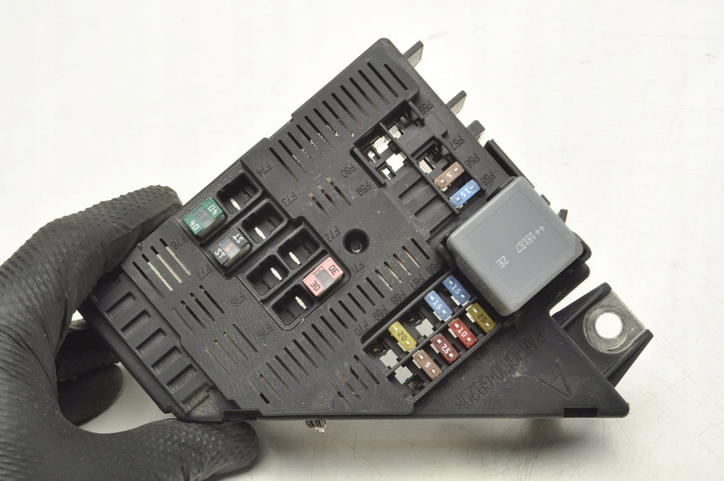 VOLVO XC90 II FUSE BOX 31453779