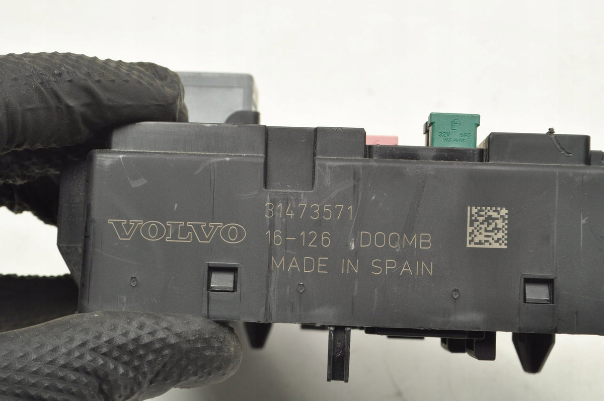 VOLVO XC90 II FUSE BOX 31453779