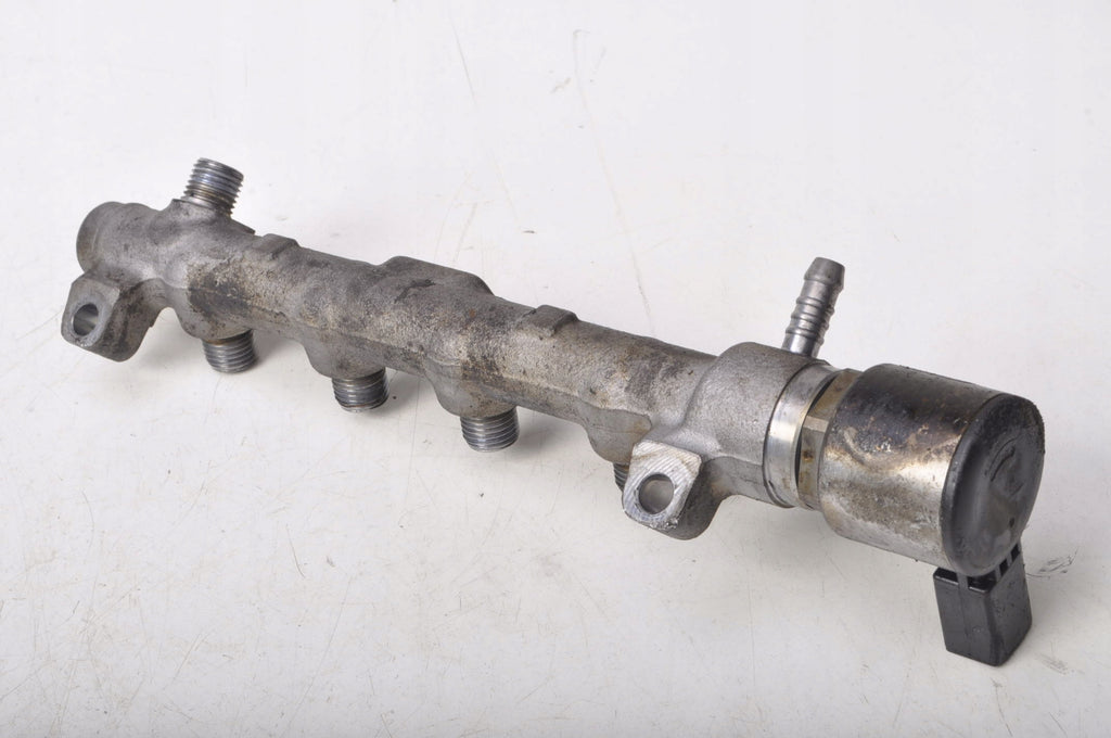 VW GOLF VIII 2.0 TDI INJECTION RAIL 05L130089H