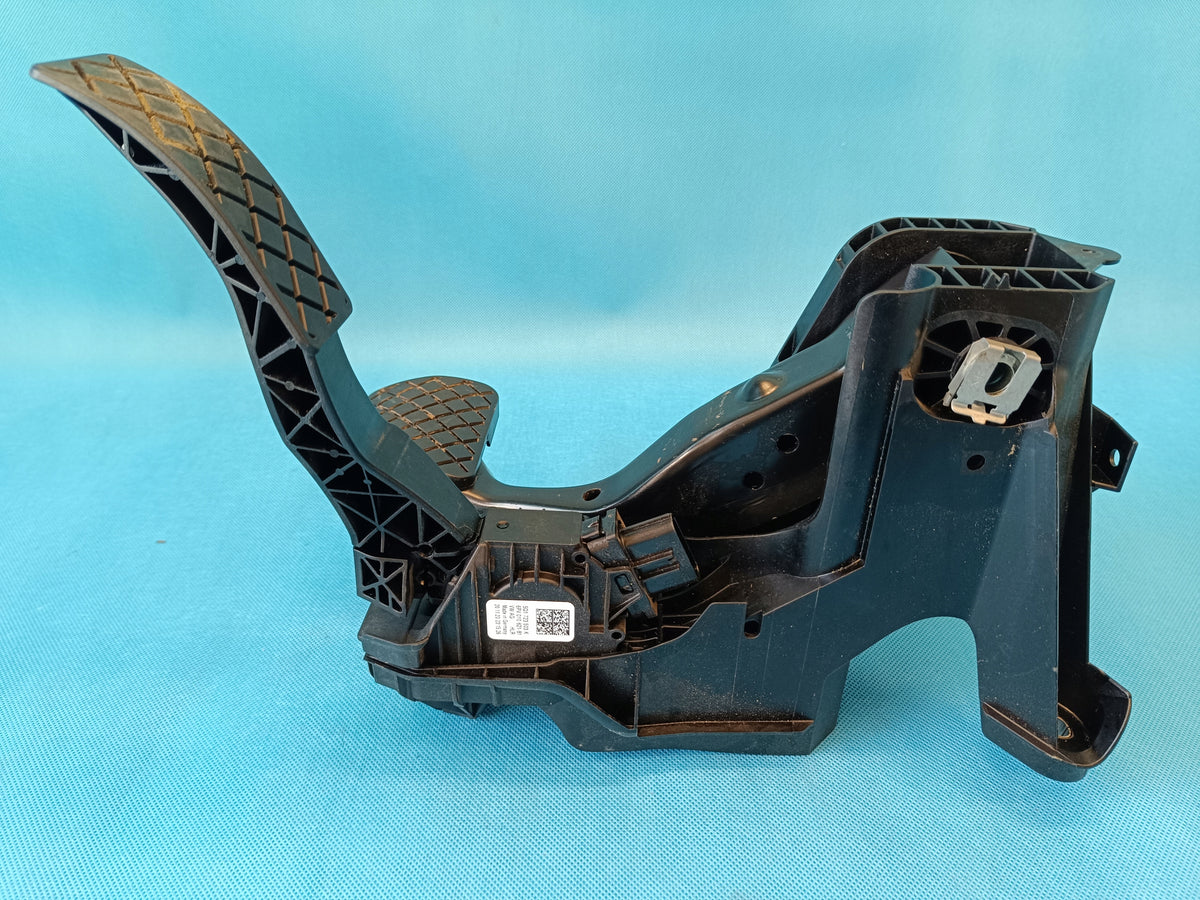 VW GOLF VIII VARIANT 1.5 e-TSI 2021 R GAS BRAKE PEDAL FRAME 5Q1723058CK