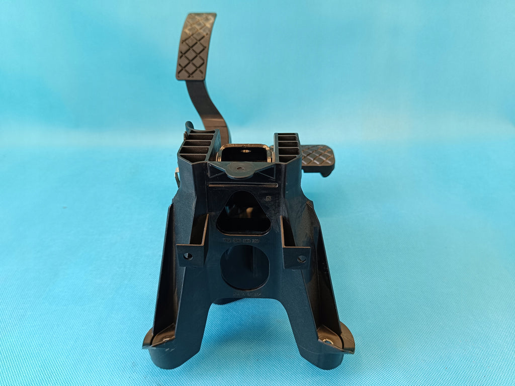 VW GOLF VIII VARIANT 1.5 e-TSI 2021 R GAS BRAKE PEDAL FRAME 5Q1723058CK