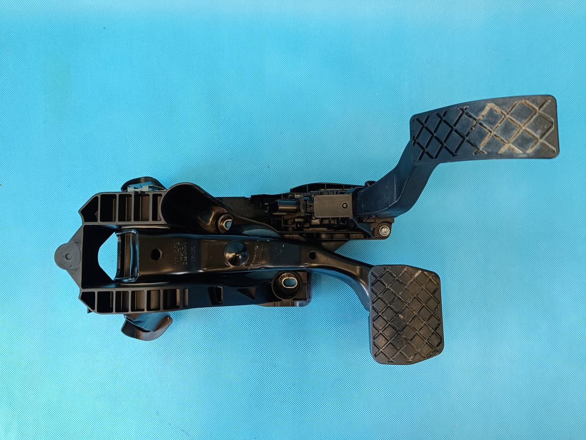 VW GOLF VIII VARIANT 1.5 e-TSI 2021 R GAS BRAKE PEDAL FRAME 5Q1723058CK