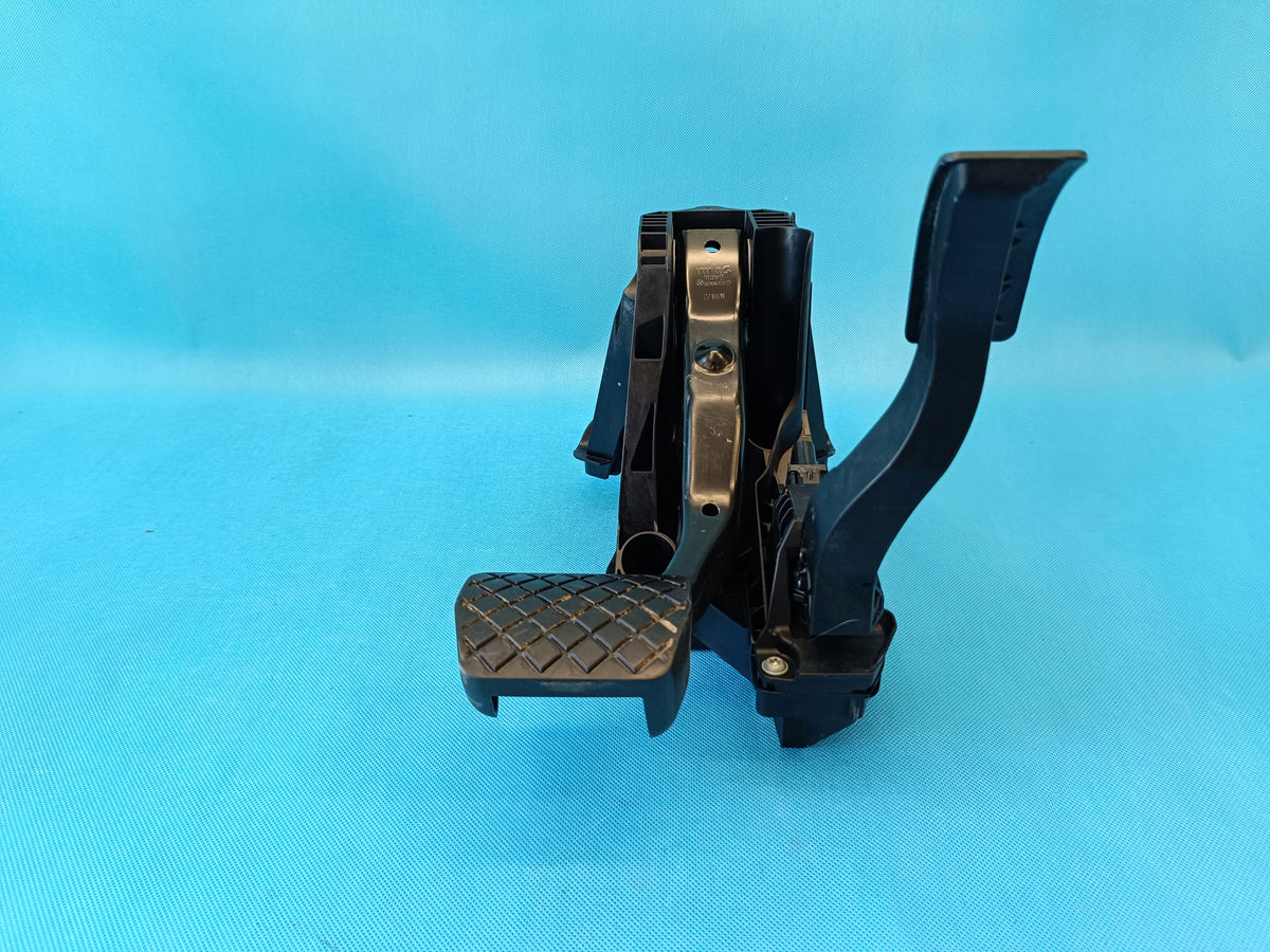 VW GOLF VIII VARIANT 1.5 e-TSI 2021 R GAS BRAKE PEDAL FRAME 5Q1723058CK