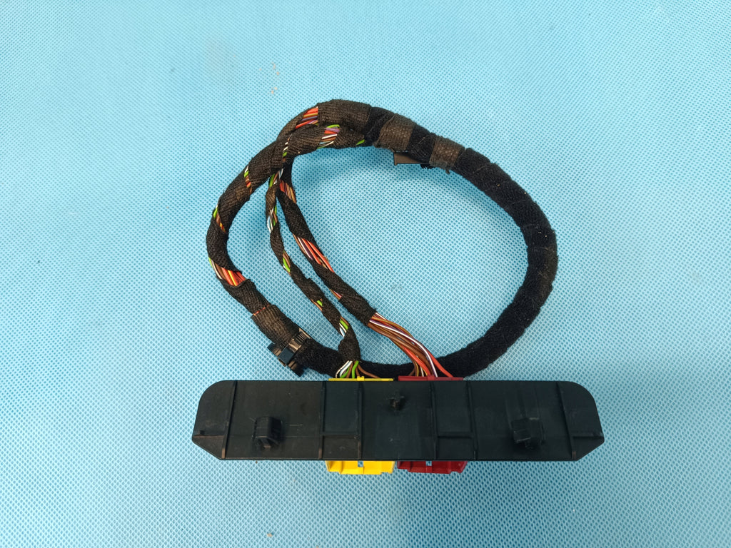 VW PASSAT B9 VARIANT 2024R SEAT CUBE PLUGS RIGHT FRONT 5Q0937546