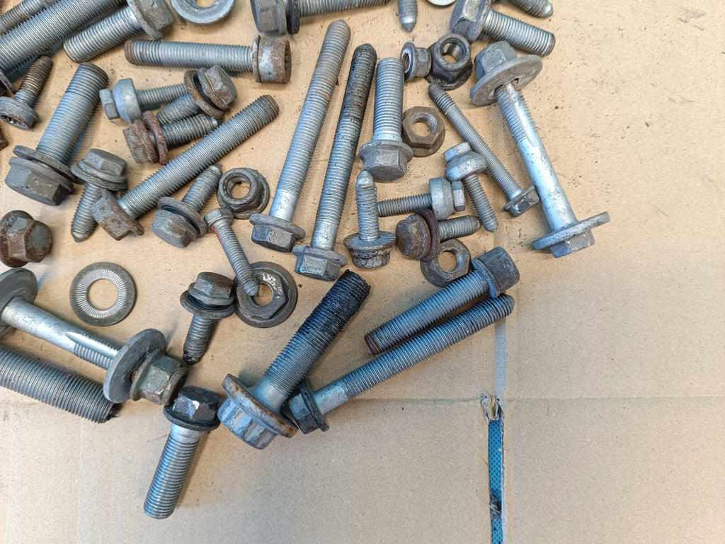 VW Passat B8 VARIANT 2.0 TDI 110KW 2022 R SUSPENSION SCREWS 5.20kg