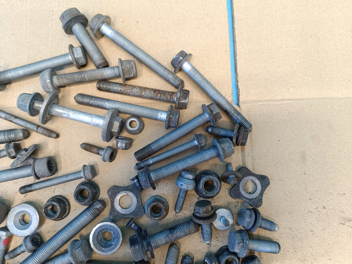 VW Passat B8 VARIANT 2.0 TDI 110KW 2022 R SUSPENSION SCREWS 5.20kg